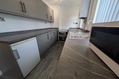 3 bedroom terraced house to rent, Austrey Avenue, Beeston, NG9 2SX
