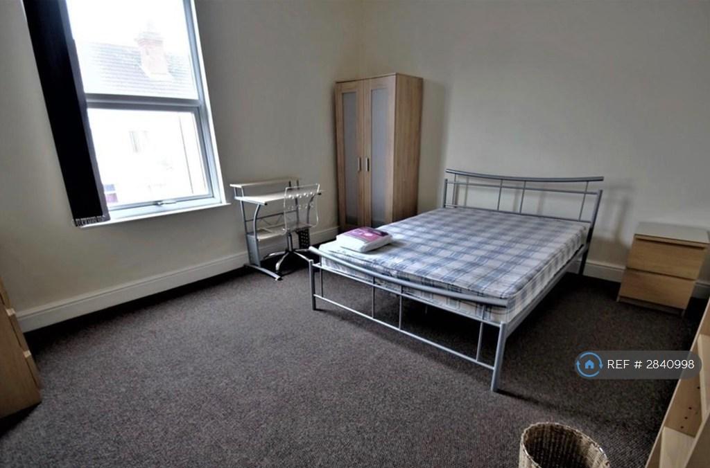 Bedroom 1 (Large Room)