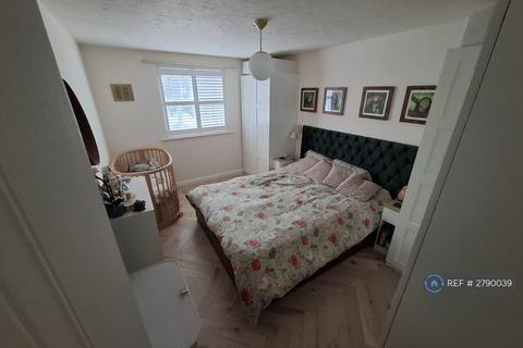 2 bedroom flat to rent, Hyacinth Close, London, IG1