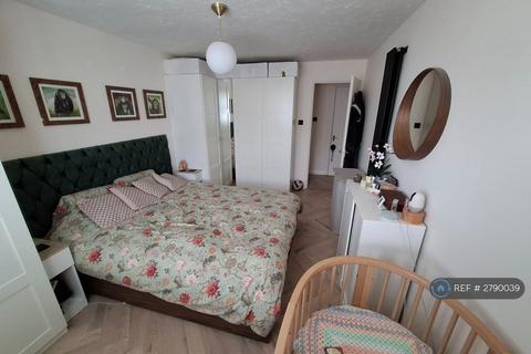 2 bedroom flat to rent, Hyacinth Close, London, IG1