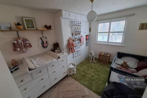 2 bedroom flat to rent, Hyacinth Close, London, IG1