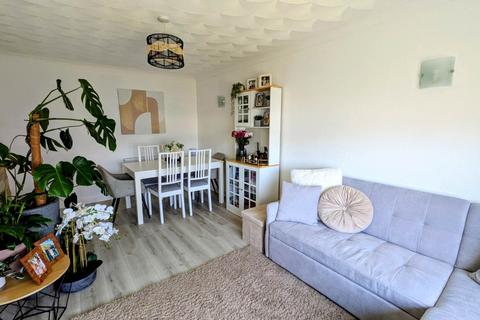 2 bedroom semi-detached house to rent, Elm Close, Bracklesham
