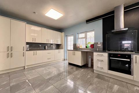 3 bedroom terraced house to rent, Leader Avenue, London, E12 6JP