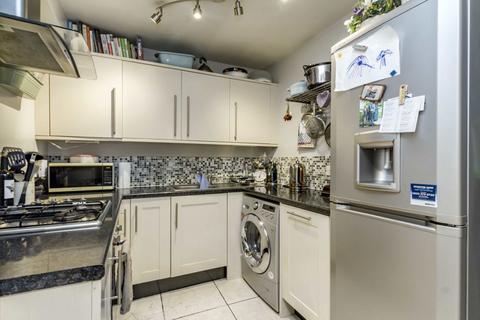 2 bedroom flat to rent, Thornton Avenue, London SW2