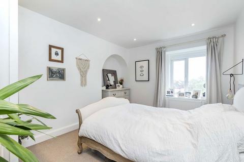 2 bedroom flat to rent, Thornton Avenue, London SW2