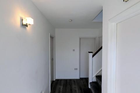 3 bedroom detached house to rent, Emerald Road, Luton LU4