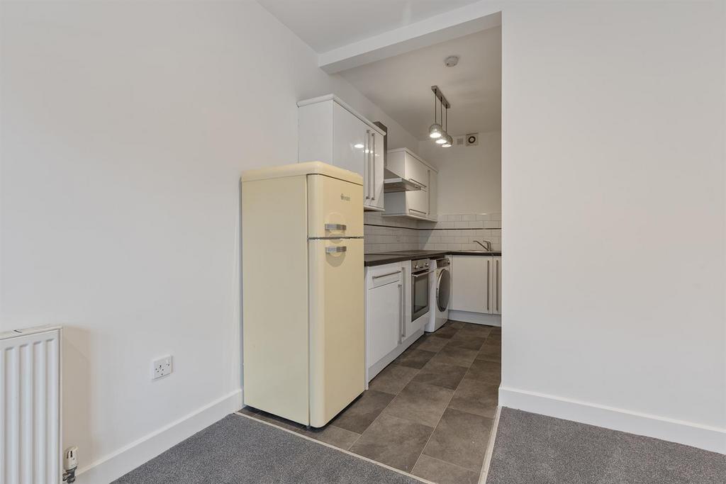 Flat 2, 902-906 Ecclesal Road 06 297.jpg