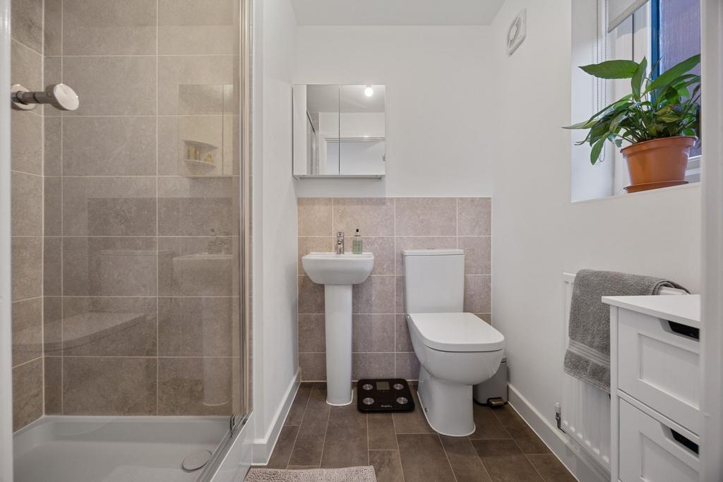 En-suite to Master