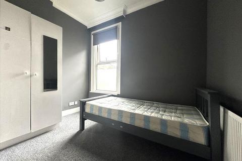 Studio to rent, Villiers Road, Willesden, NW2
