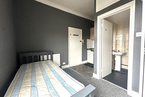 Studio to rent, Villiers Road, Willesden, NW2
