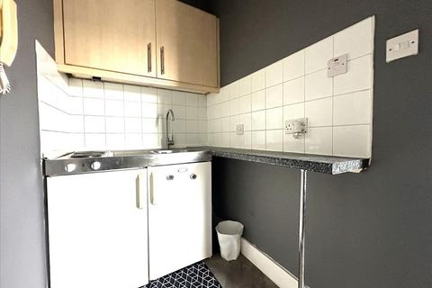 Studio to rent, Villiers Road, Willesden, NW2