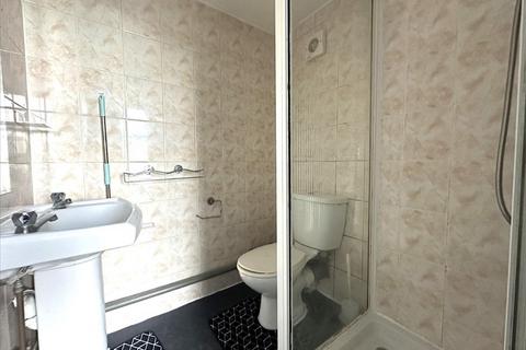 Studio to rent, Villiers Road, Willesden, NW2