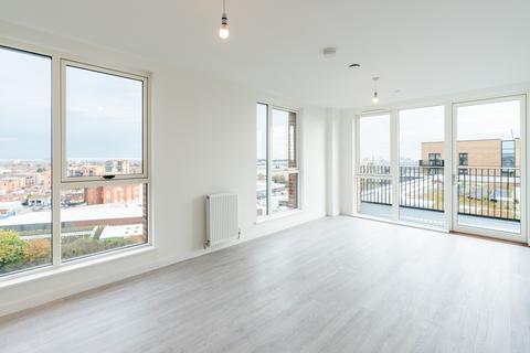 2 bedroom flat to rent, Cranton Avenue, Hayes UB3