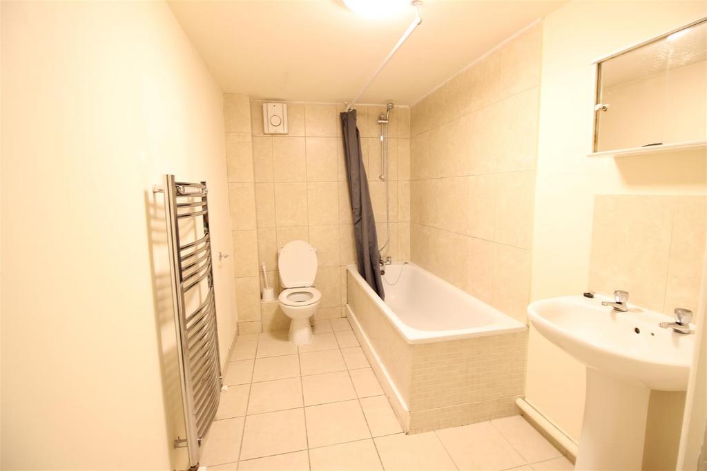 Flat 2 bath.JPG