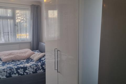 Studio to rent, Channel Close, Hounslow TW5