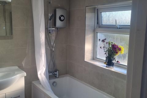 Studio to rent, Channel Close, Hounslow TW5