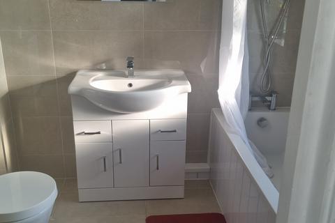 Studio to rent, Channel Close, Hounslow TW5