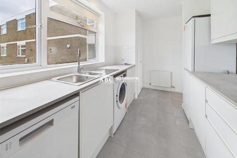 2 bedroom flat to rent, Stratton Close, Edgware