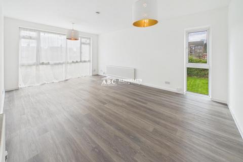 2 bedroom flat to rent, Stratton Close, Edgware