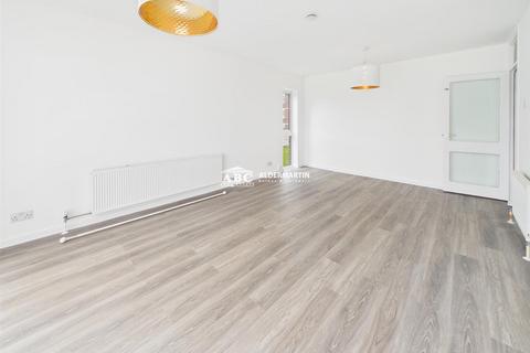 2 bedroom flat to rent, Stratton Close, Edgware