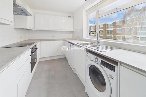 2 bedroom flat to rent, Stratton Close, Edgware