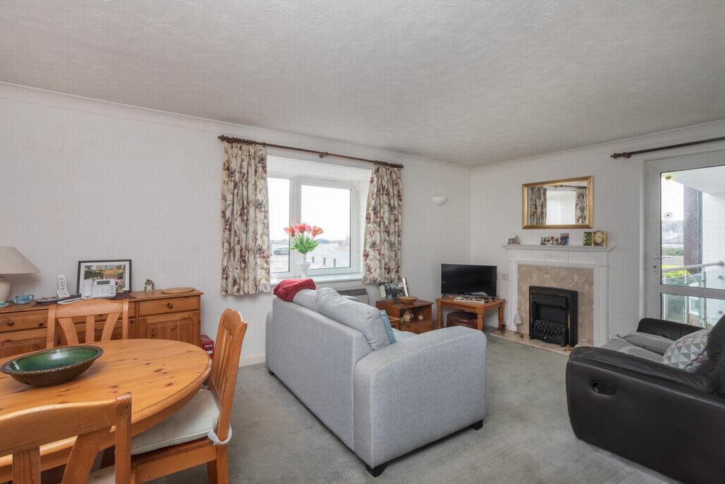 Sitting/dining room