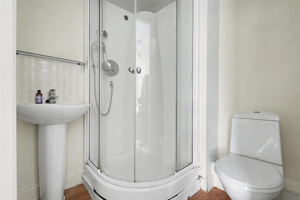 Ensuite Bed One.jpeg