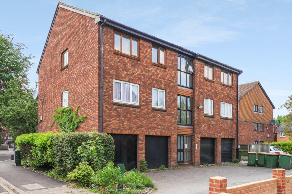 Spacious 3-Bedroom End-Terrace House – Boultwoo