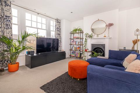 2 bedroom flat for sale, Bassingham Road, London, SW18