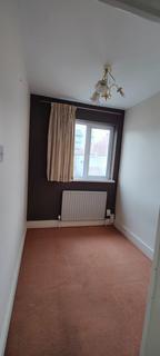4 bedroom semi-detached house to rent, Little Road, Hayes UB3