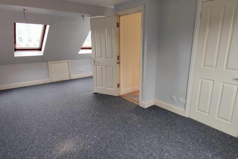 4 bedroom semi-detached house to rent, Little Road, Hayes UB3