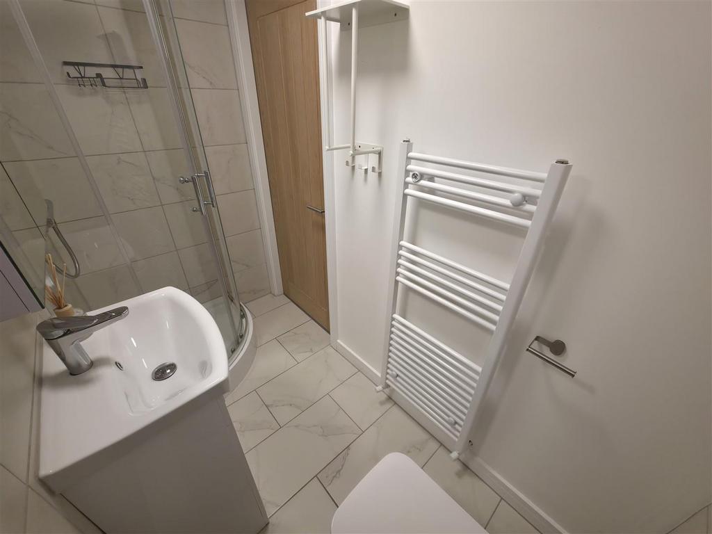 Ensuite 2 down.jpg