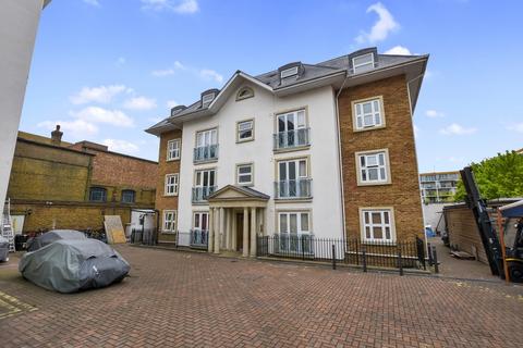 2 bedroom flat to rent, High Street London N8