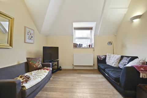 2 bedroom flat to rent, High Street London N8