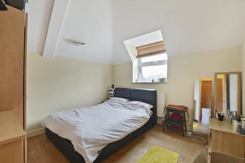 2 bedroom flat to rent, High Street London N8