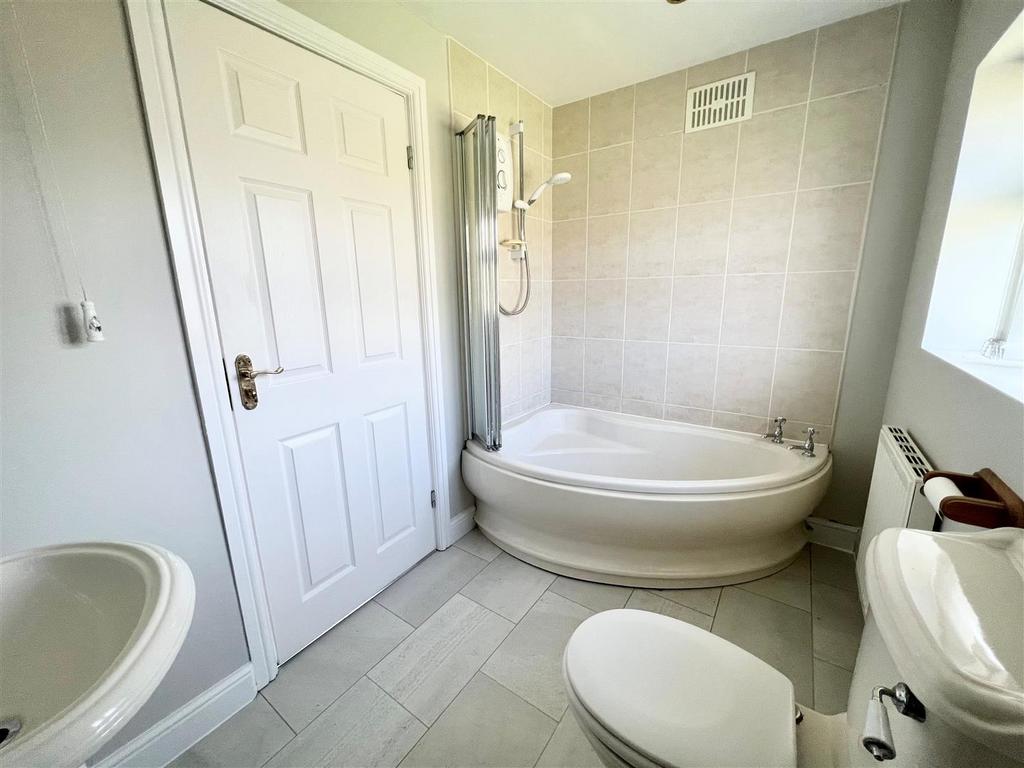 Bathroom 2 photo 1.jpg