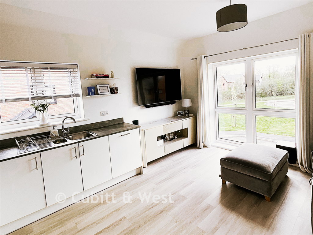 Kitchen/Lounge Dining Area