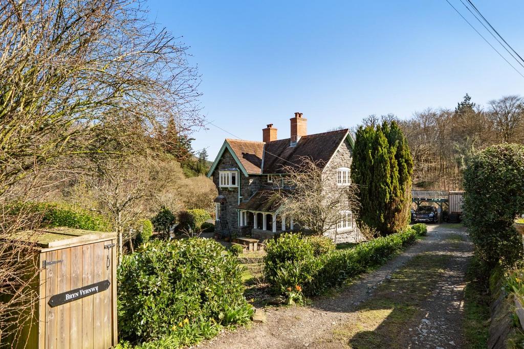 Entrance to property.jpg
