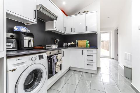 1 bedroom terraced house to rent, Overbury Crescent, New Addington, CR0
