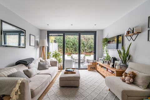 3 bedroom flat for sale, Sternhold Avenue, London, SW2