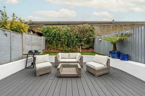 3 bedroom flat for sale, Sternhold Avenue, London, SW2