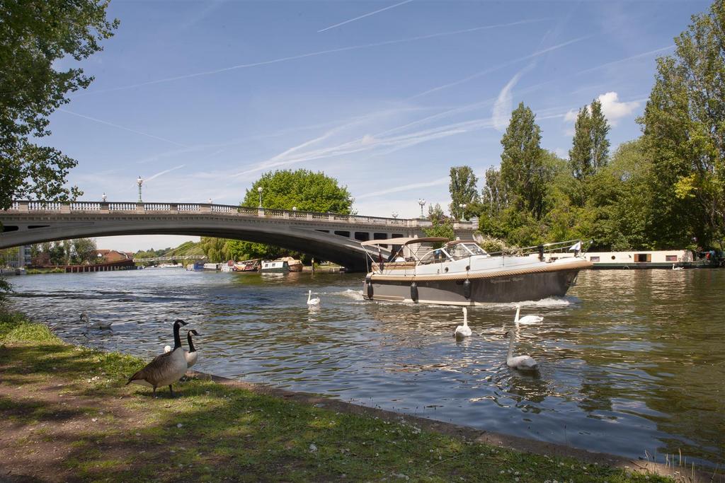 River Thames & Fry's Island (4).jpg