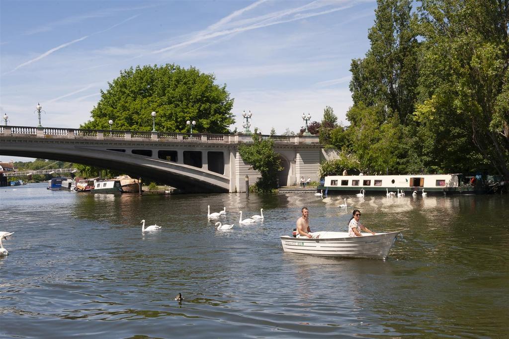 River Thames & Fry's Island (3).jpg