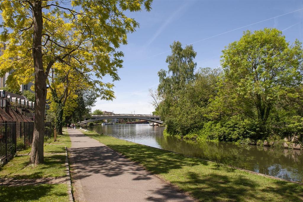 River Thames & Fry's Island (2).jpg