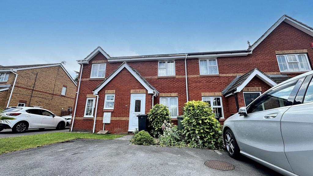 Well-kept red-brick terraced house with a neat ...