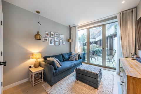 2 bedroom maisonette for sale, Balham High Road, London, SW17