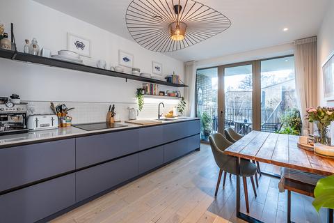 2 bedroom maisonette for sale, Balham High Road, London, SW17