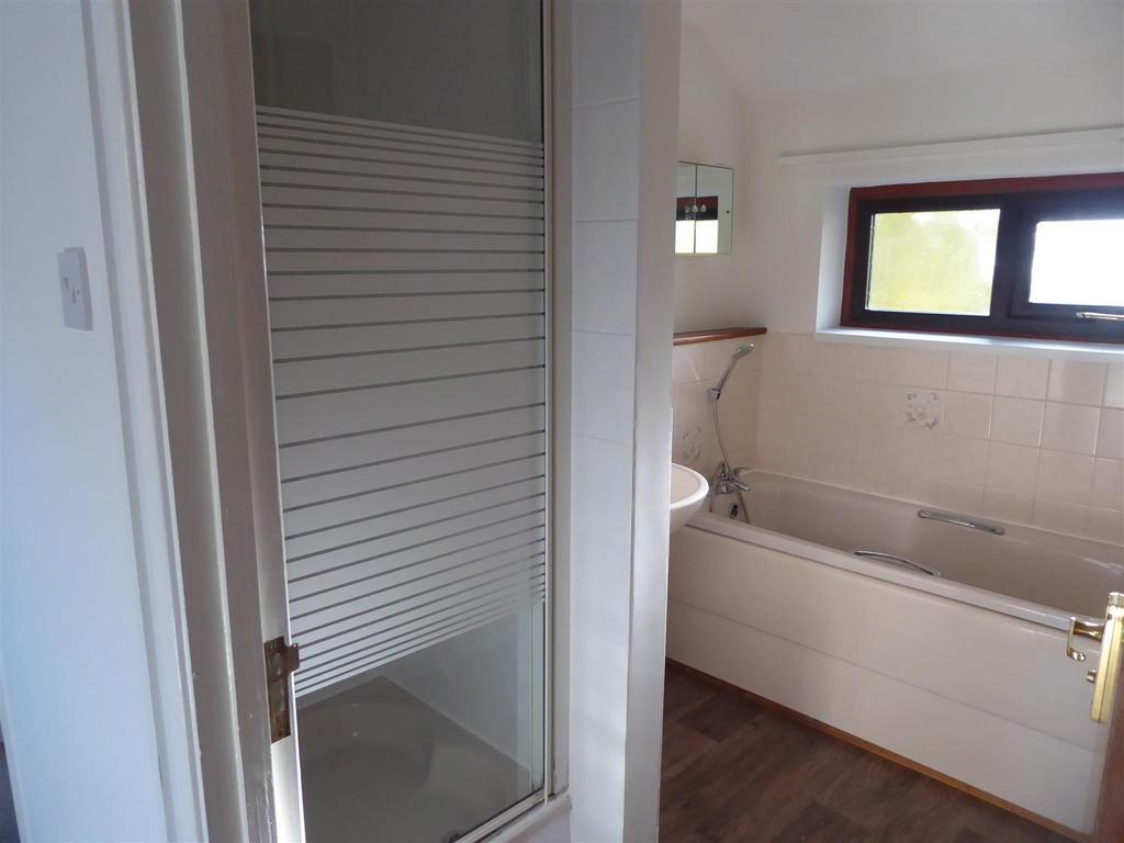 Bright bathroom suite with large bathtub...
