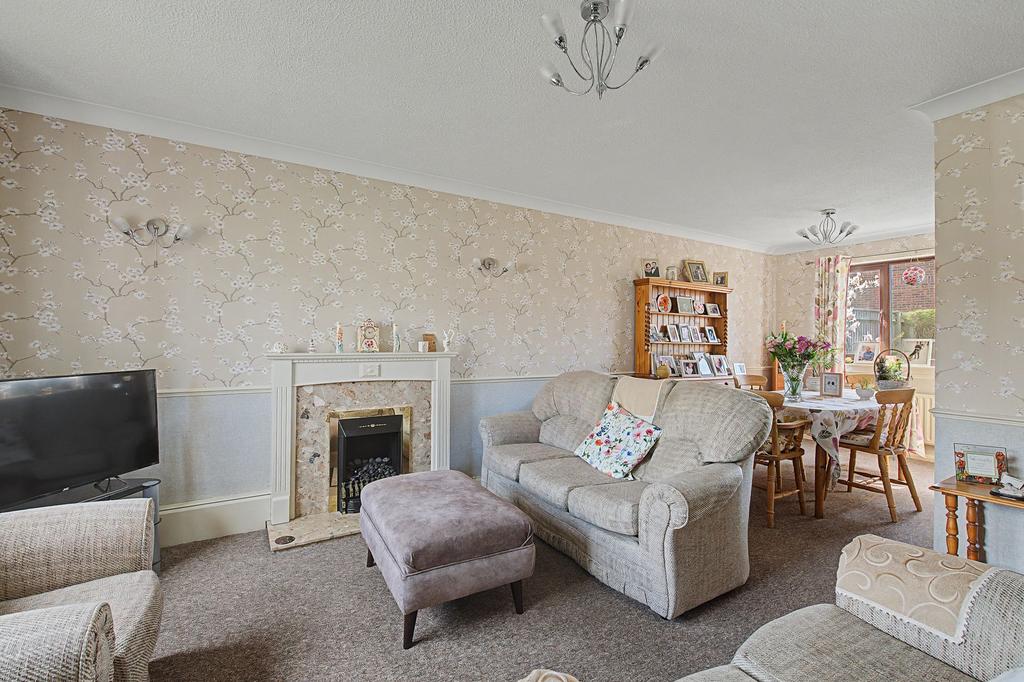 LOUNGE &amp; DINING ROOM