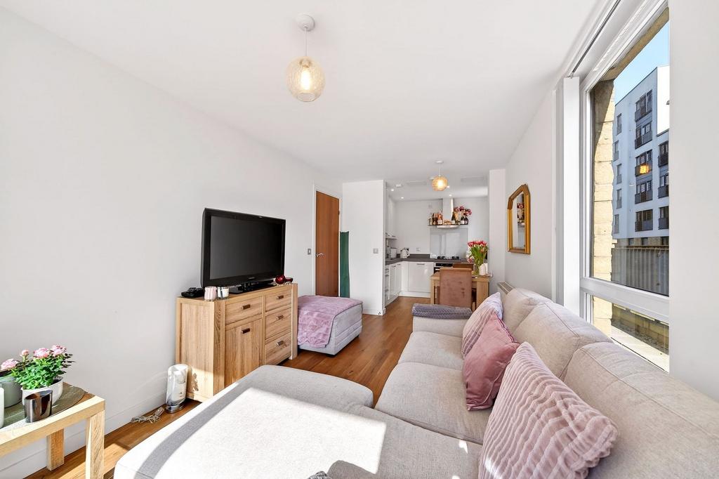 Loung/Kitchen Open-Planned